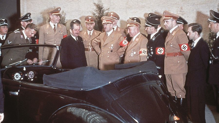 Přejmenujte Porscheho ulici, byl to nacista, vyzvali historikové Düsseldorf
